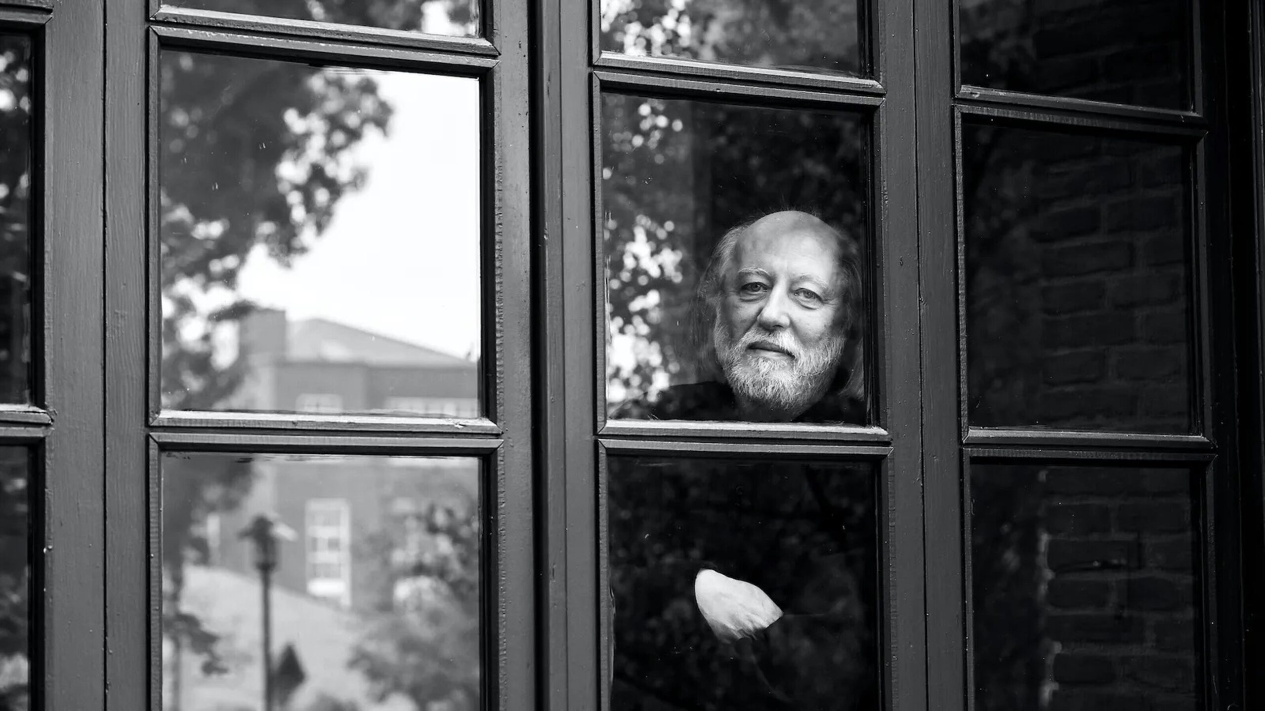 ¿Quién es László Krasznahorkai? Descubre el fascinante universo del Premio Nobel de Literatura 2025