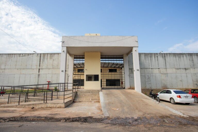 Ministro de Justicia reconoce “falencias” en alimentación y agua en el Comple: antes se complementaban con visitas