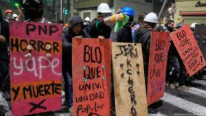 UN MUERTO EN LOS ACTOS DE PROTESTAS EN LIMA, PERÚ: Hay 78 policías y 24 manifestantes heridos