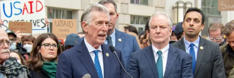 Congresista estadounidense critica planes de Trump para intervención militar en Venezuela