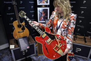 La guitarra de la ruptura de Oasis se vendió en Londres por 386.000 dólares