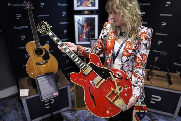 La guitarra de la ruptura de Oasis se vendió en Londres por 386.000 dólares