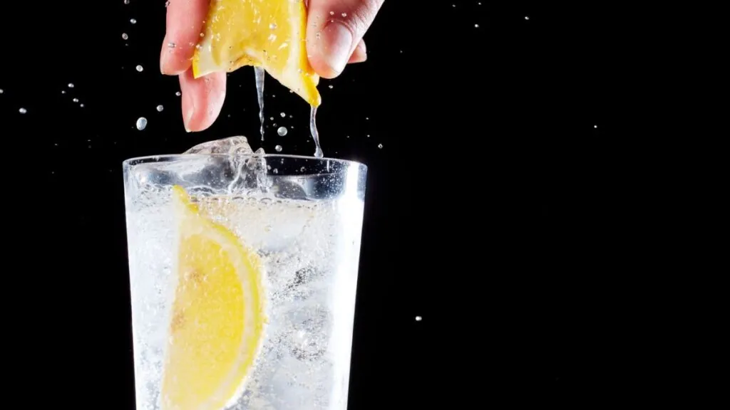 Beber agua con gas podría cambiar tu digestión en minutos, según la nutricionista Blanca García