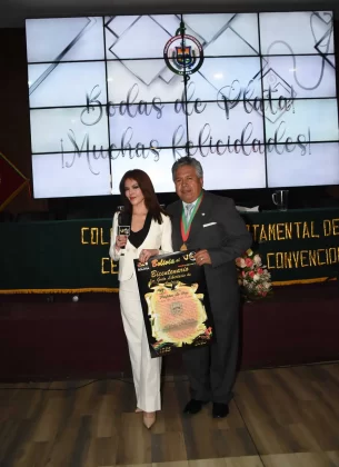 Homenaje a 25 años de servicio médico en La Paz