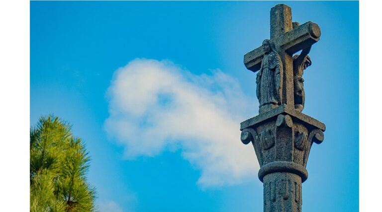 Un sendero de cruces hacia el mar en Cee