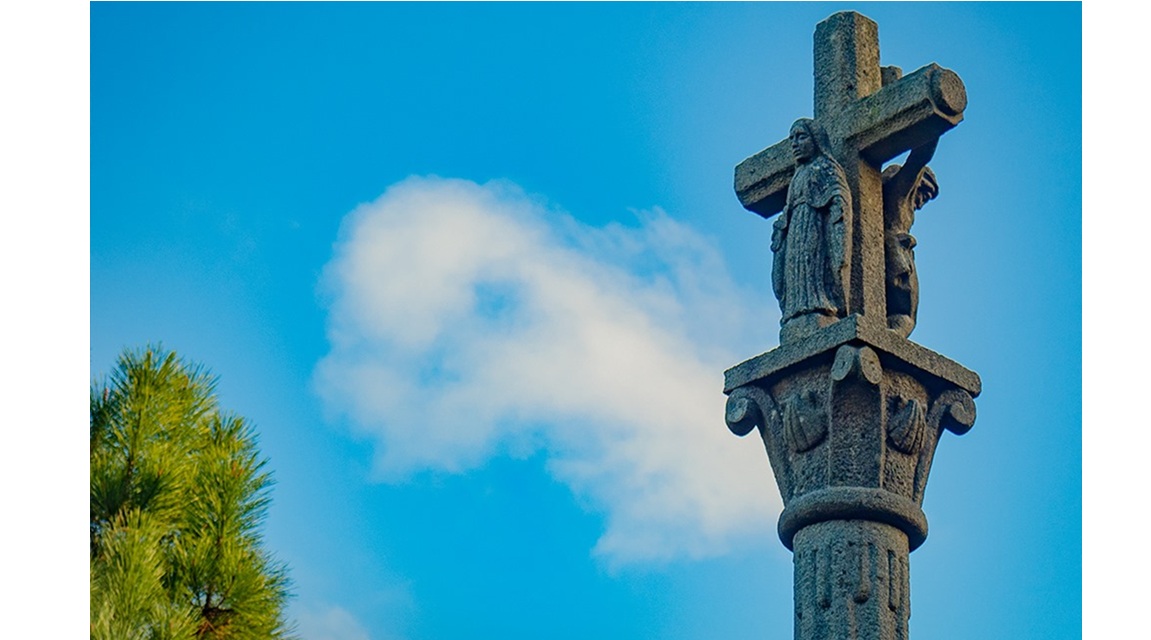 Un sendero de cruces hacia el mar en Cee