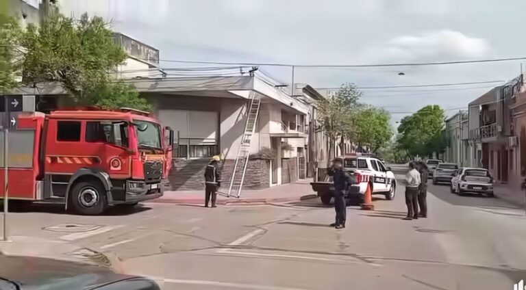 Tragedia /Hombre falleció electrocutado mientras limpiaba un techo