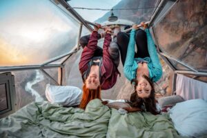Dormir en el cielo: el increíble hotel suspendido sobre un acantilado
