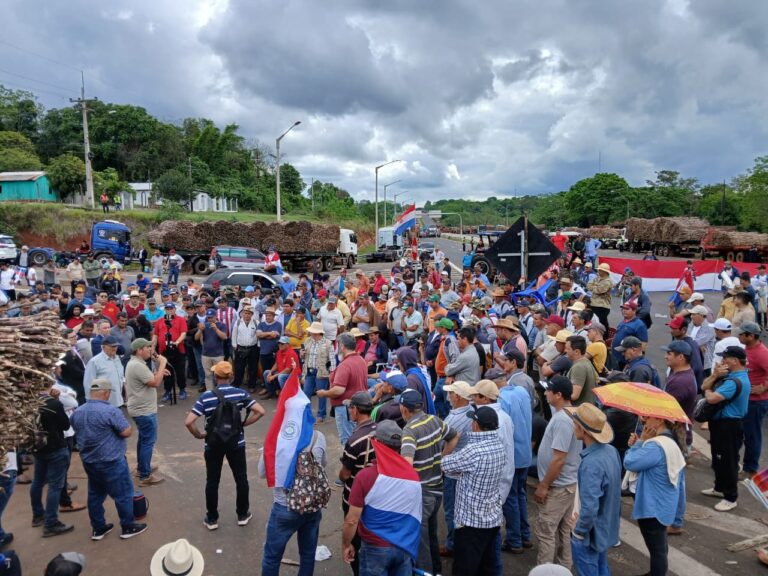 Tras acuerdo con cañicultores, gobierno analiza cómo mejorar eficiencia en producción de alcohol