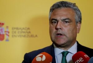 Los diplomáticos reclaman a Albares mayor transparencia en la elección de embajadores