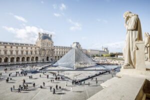 El Louvre reabrió sus puertas tras el robo que provocó críticas contra el gobierno francés