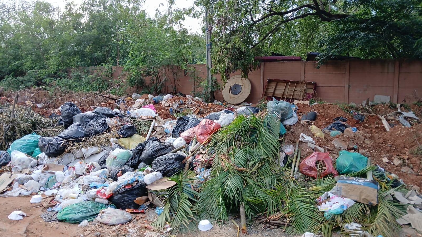 Gran vertedero en Asunción: basuras y escombros obstaculizan el tránsito Gran vertedero en Asunción: basuras y escombros obstaculizan el tránsito