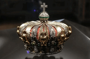 Robo en el Louvre /Encuentran dañada una corona de diamantes y esmeraldas cerca del museo de París