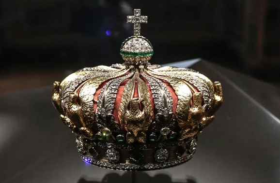 Robo en el Louvre /Encuentran dañada una corona de diamantes y esmeraldas cerca del museo de París