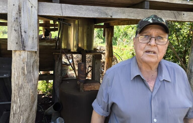 La historia que convirtió El Soberbio en la “capital nacional de las esencias”: Osmar ‘Osi’ Umbehaun todavía destila y hace honor al apellido que inició la producción de citronella hace unos 60 años