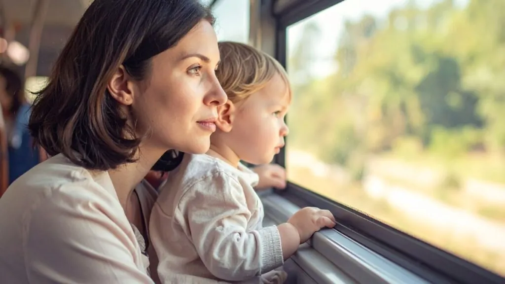 @phdresponde en TikTok, explica por qué las ventanas de los trenes tienen puntos negros