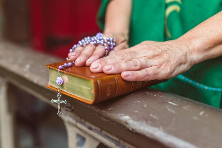 Por qué rezamos el Santo Rosario: sentido, promesas y frutos