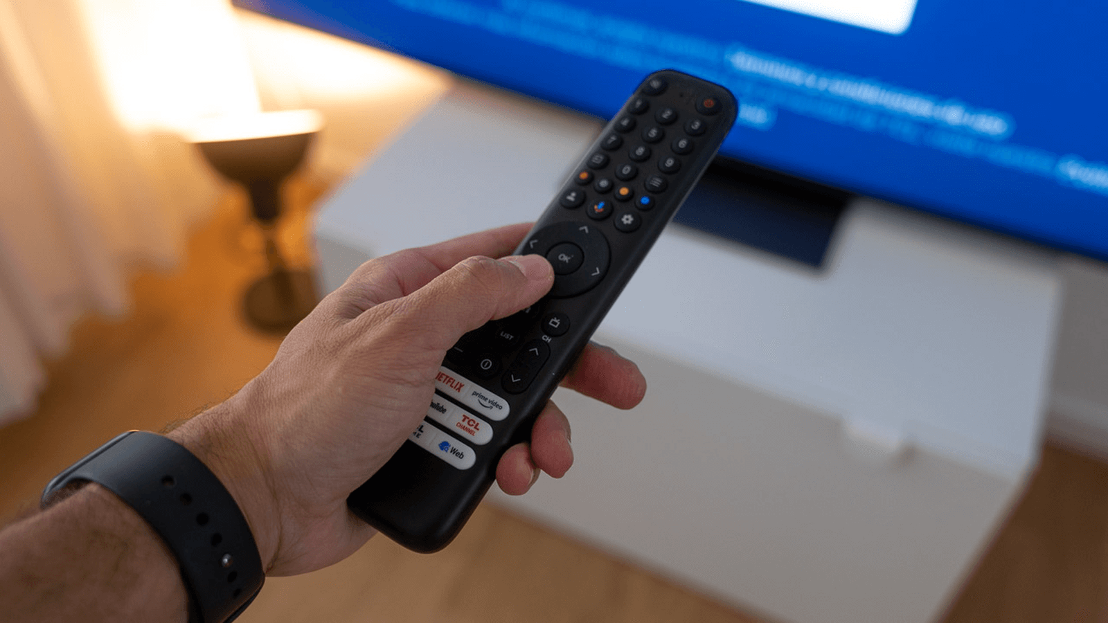 Cuidado con apagar la televisión de esta manera, podrías dañar sus componentes internos Cuidado con apagar la televisión de esta manera, podrías dañar sus componentes internos