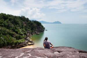 ¿Qué debería tener en cuenta un viajero al contratar un seguro de viajes?