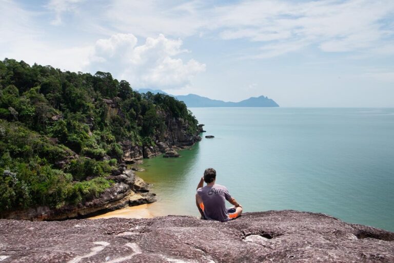 ¿Qué debería tener en cuenta un viajero al contratar un seguro de viajes?