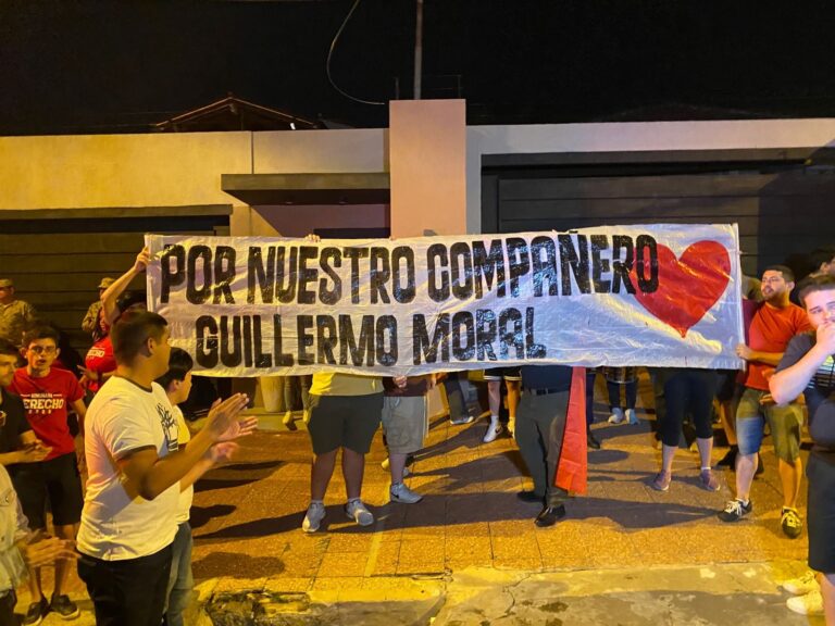Protesta frente a la casa del decano de Derecho UNA
