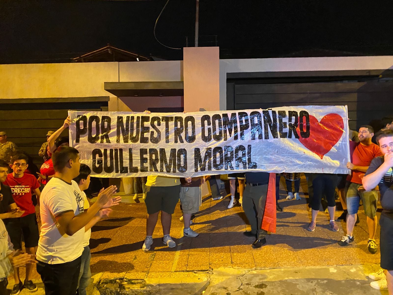 Protesta frente a la casa del decano de Derecho UNA Protesta frente a la casa del decano de Derecho UNA