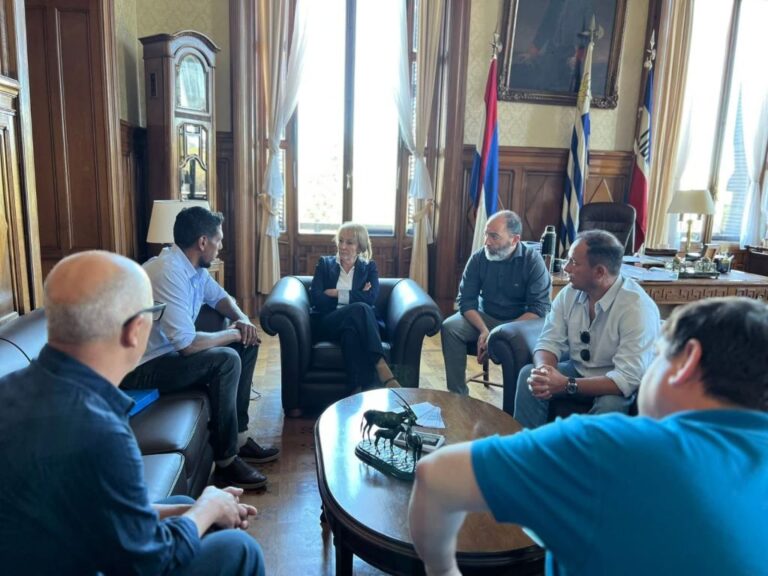 Conflicto por ceses /Dirigentes de ADEOMS continúan con reuniones en Montevideo