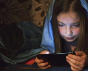 PARLAMENTARIO ALEMÁN QUIERE RESTRINGIR LAS REDES SOCIALES: El efecto en el cerebro es como la heroína