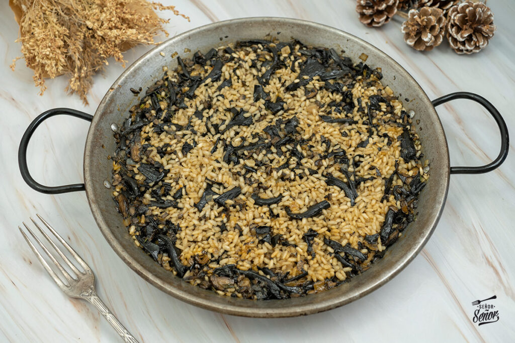 Arroz con trompetas de la muerte. Receta casera de otoño