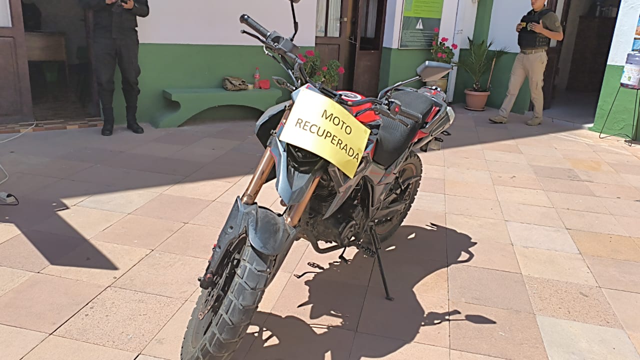 POLICÍA DA CON MOTO ROBADA PERO TODAVÍA BUSCAN AL AUTOR || El vehículo fue hallado abandonado y repintado de otro color tras una intensa búsqueda policial. POLICÍA DA CON MOTO ROBADA PERO TODAVÍA BUSCAN AL AUTOR || El vehículo fue hallado abandonado y repintado de otro color tras una intensa búsqueda policial.