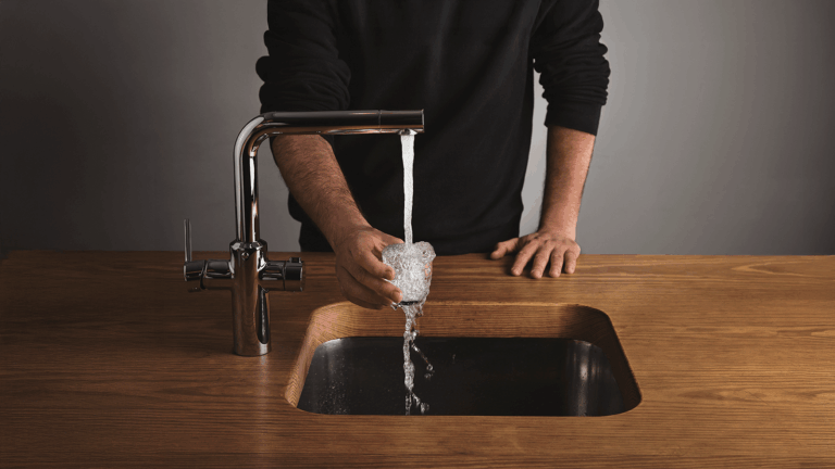 De 148€ a más de 500€: la enorme brecha en lo que pagas por el agua del grifo según dónde vivas