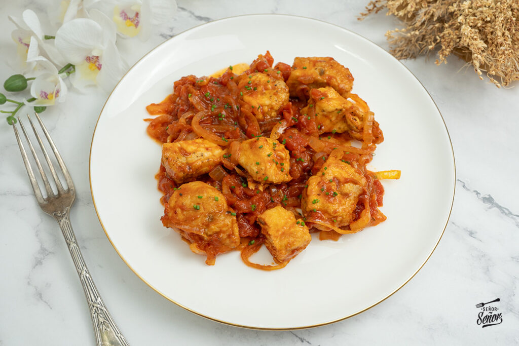 Bonito con tomate. Receta tradicional y casera