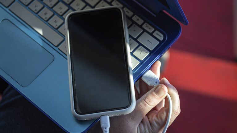 Cargar tu móvil parece simple, pero si usas directamente un puerto USB puede acabar con la batería