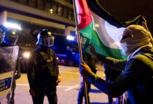 Al menos 17 detenidos y 20 ertzainas heridos en Vitoria por disturbios entre dos manifestaciones