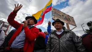 Cientos de personas trancan vía que une a Quito con provincias en Ecuador