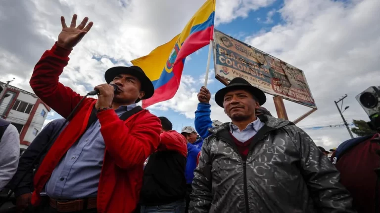 Cientos de personas trancan vía que une a Quito con provincias en Ecuador