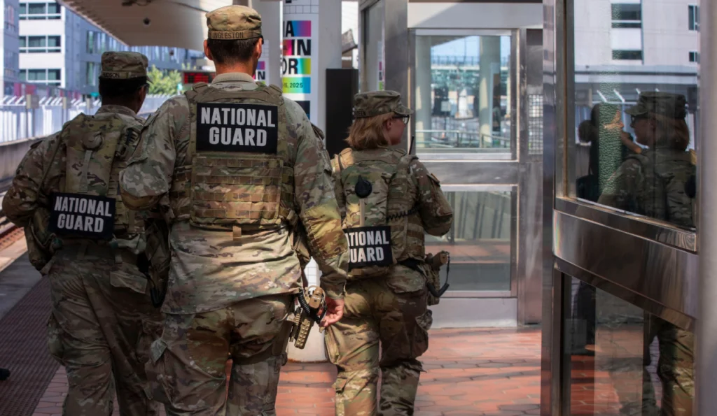 Trump envía 300 militares a Chicago para detener protestas contra redadas de migrantes