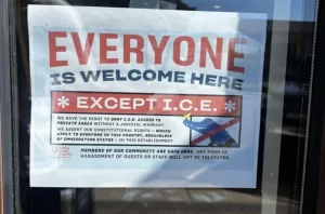 Agente del ICE dispara a mujer en la ciudad de Chicago