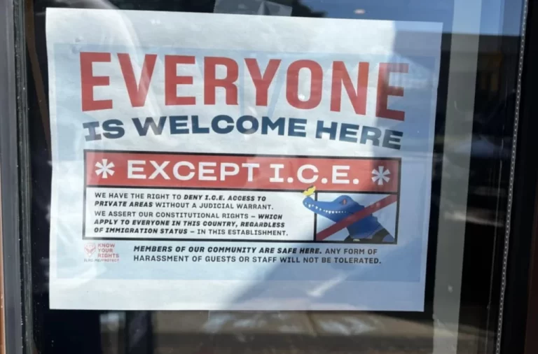 Agente del ICE dispara a mujer en la ciudad de Chicago