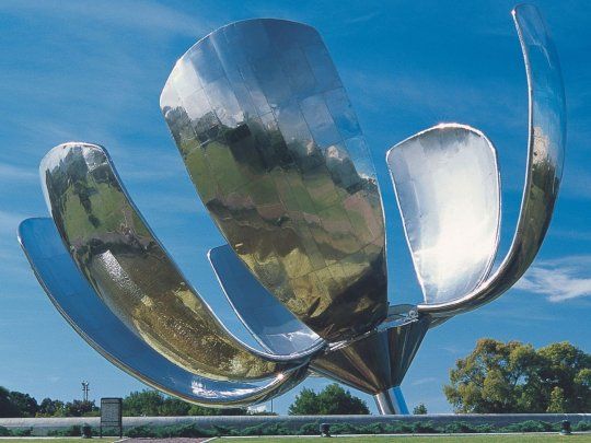 Comenzó la etapa final de la restauración de la Floralis Genérica con un megaoperativo por rio y tierra