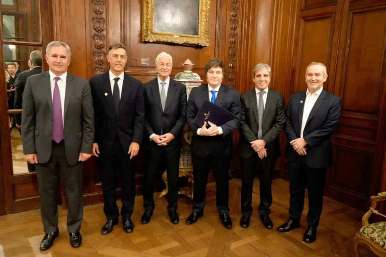 Presidente argentino se reúne con director del banco JP Morgan previo a elecciones