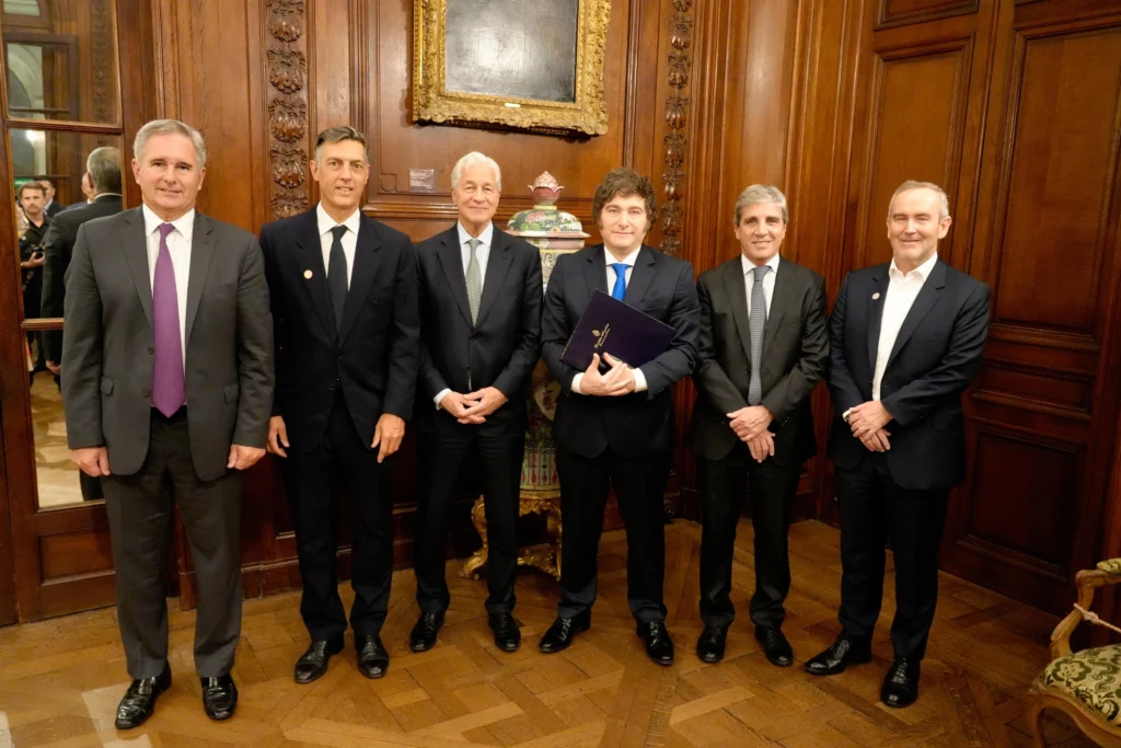 Presidente argentino se reúne con director del banco JP Morgan previo a elecciones