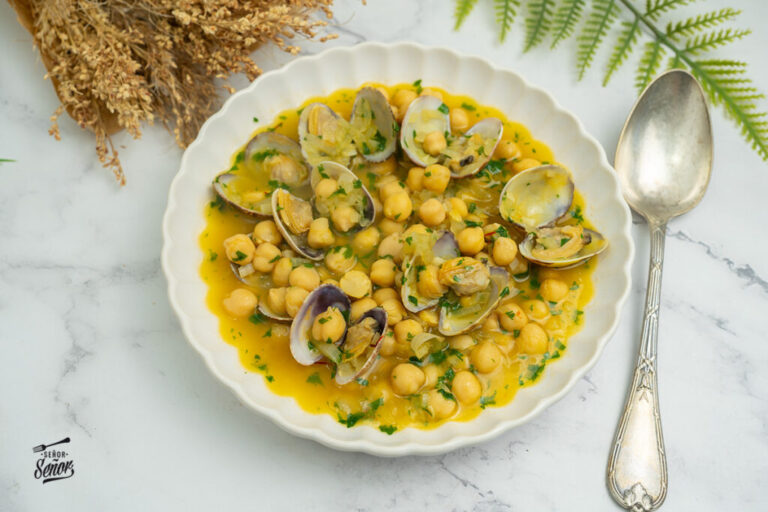 Garbanzos con almejas. Receta casera y fácil