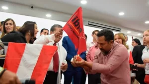 Denuncian que liberales hondureños incitan al odio tras quemar bandera del partido Libre