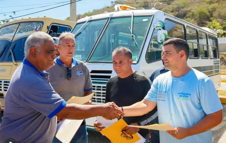 Alcalde oficializa ruta de transporte entre municipios García y Maneiro