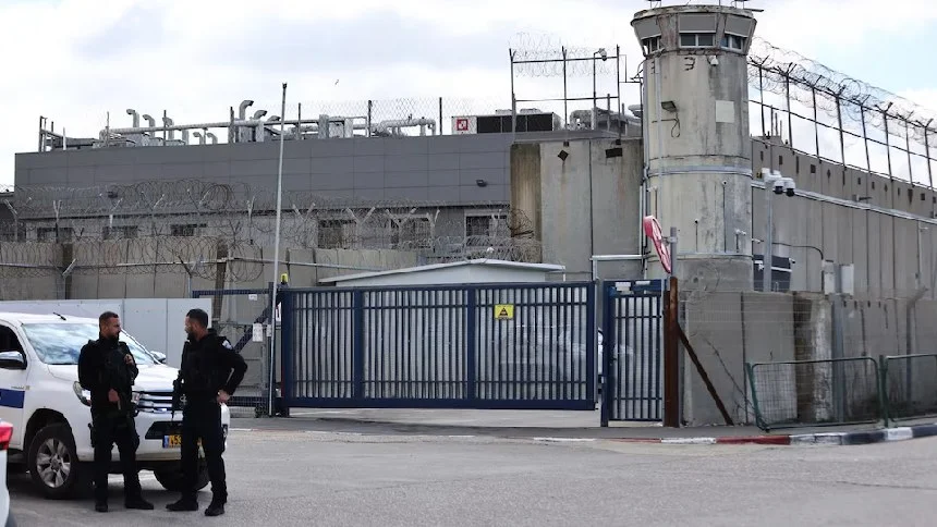 Israel comenzó el traslado de presos palestinos de cara al intercambio de rehenes con Hamás