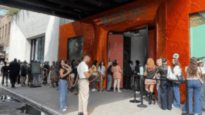 Los swifties indagan en el universo del nuevo álbum de Taylor Swift en Nueva York