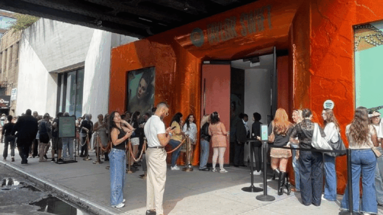 Los swifties indagan en el universo del nuevo álbum de Taylor Swift en Nueva York