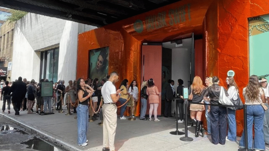 Los swifties indagan en el universo del nuevo álbum de Taylor Swift en Nueva York Los swifties indagan en el universo del nuevo álbum de Taylor Swift en Nueva York
