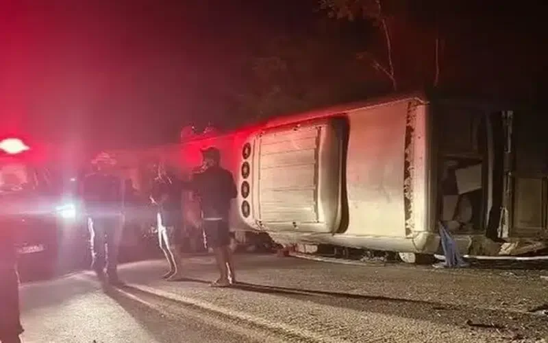 Aparatoso accidente de bus deja 15 muertos y 17 heridos en Brasil